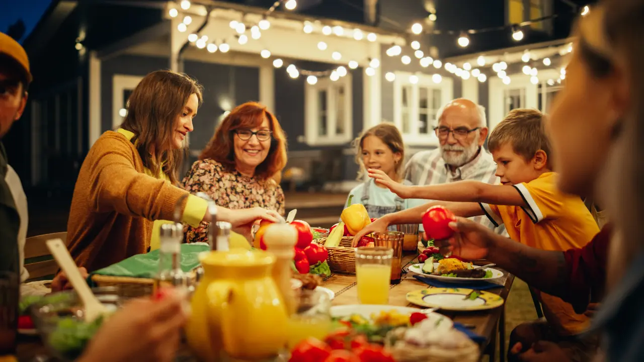 Familia disfrutando de una buena barbacoa.