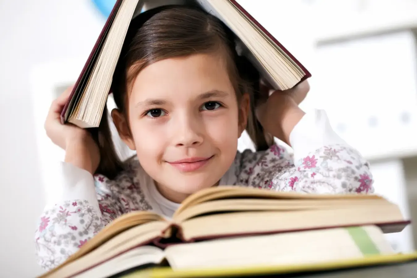 Niño con libros y haciendo la tarea