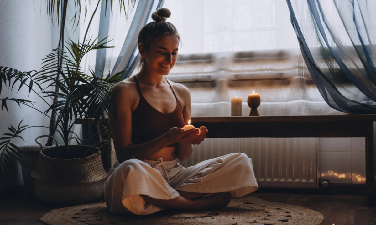 Vela | muchacha sentada | honrar a los que ya no están | Que Onda