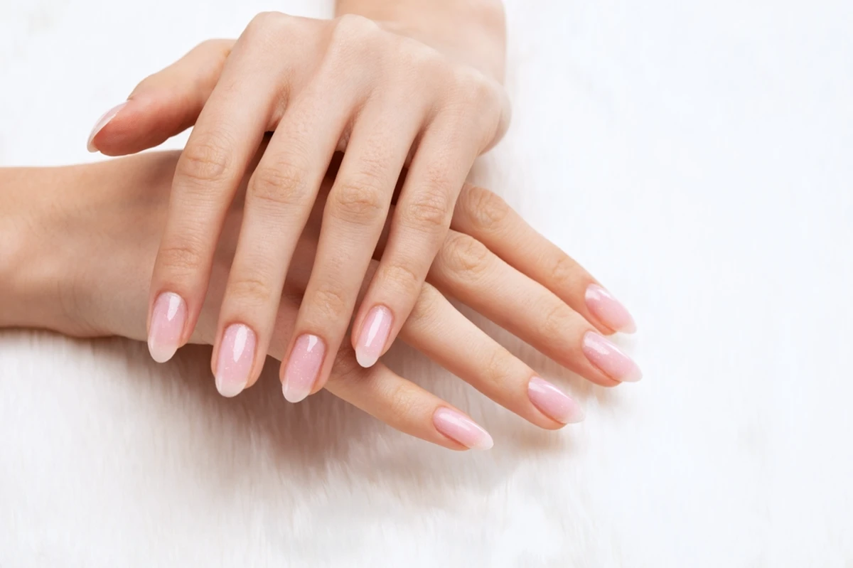 Las uñas old money tienden a ser de forma almendrada