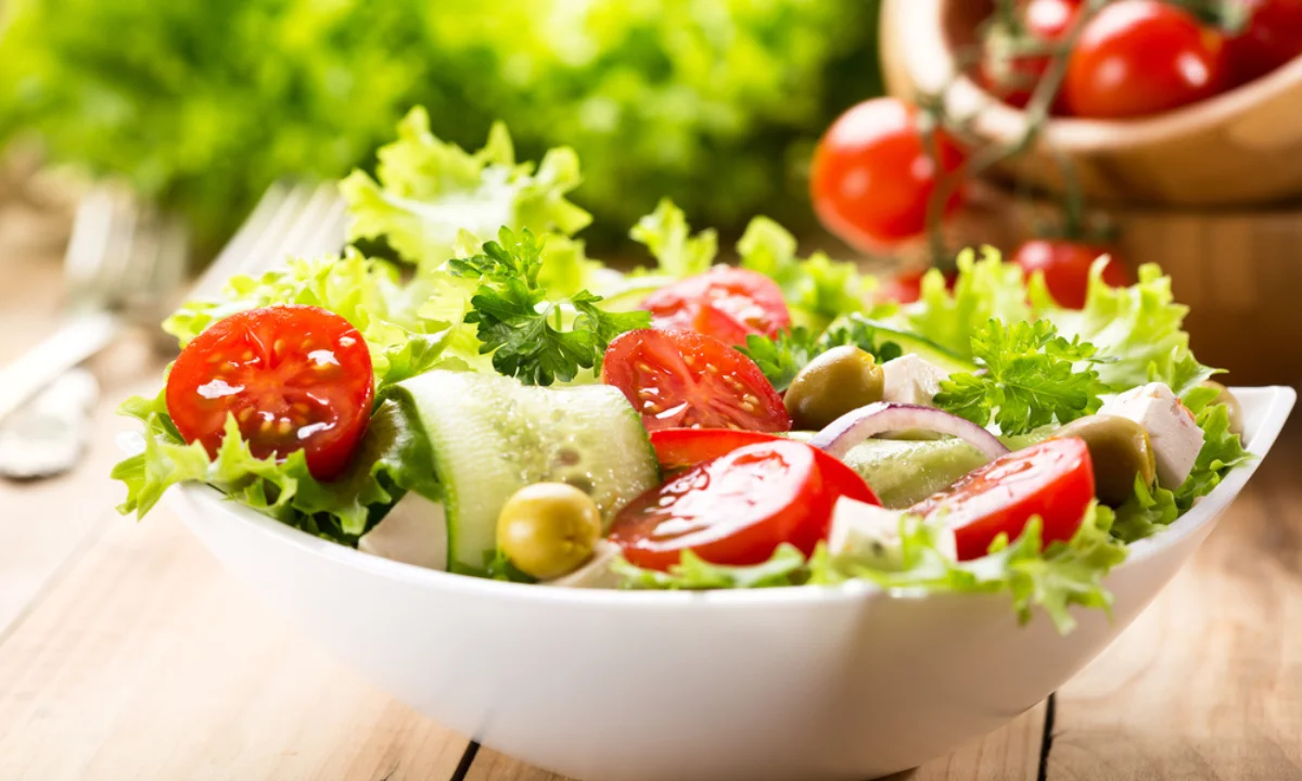 Deliciosa y saludable ensalada de lechuga y tomate | Qué Onda