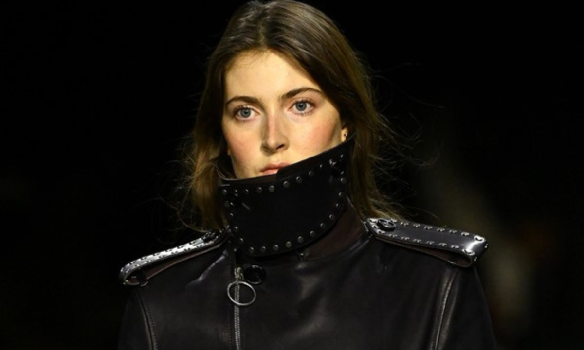 Maya Wigram en el cierre de la colección otoño 2024 de Burberry | Qué Onda