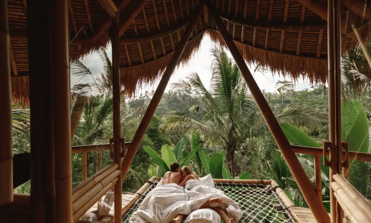 Turismo del sueño pareja en hamaca de bambú con naturaleza y montañas | Qué Onda