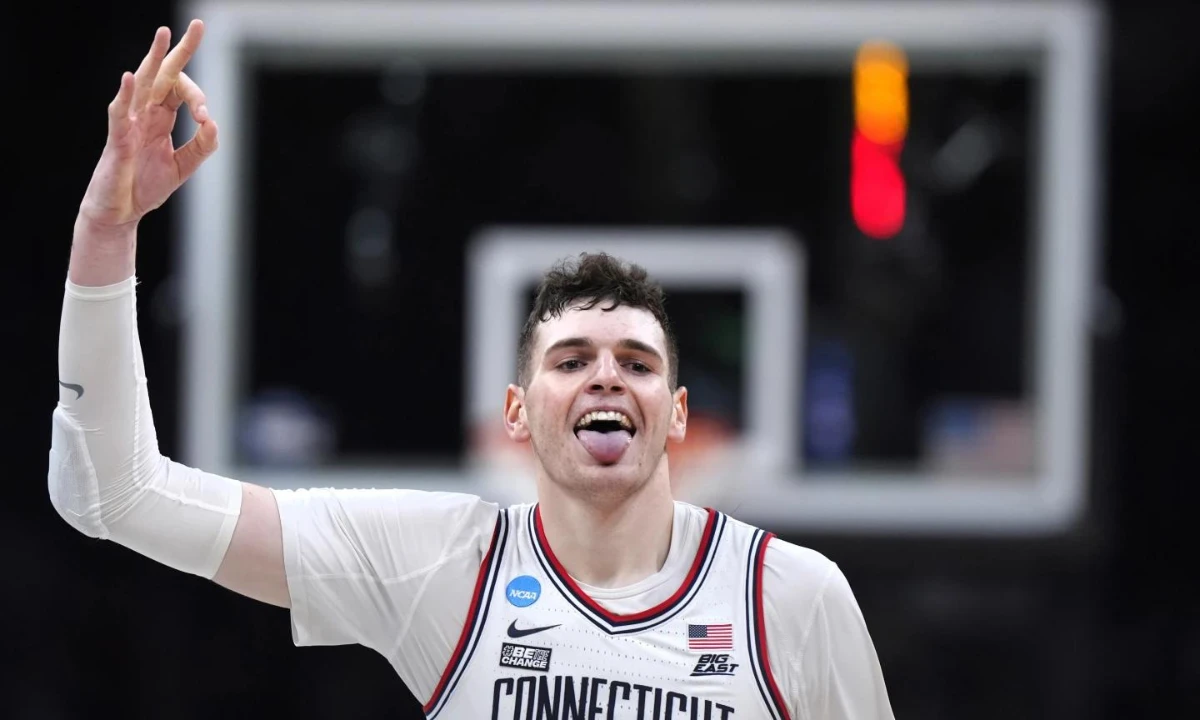 El pívot de Uconn, Donovan Clingan (32), celebra tras anotar un triple contra Illinois | Qué Onda