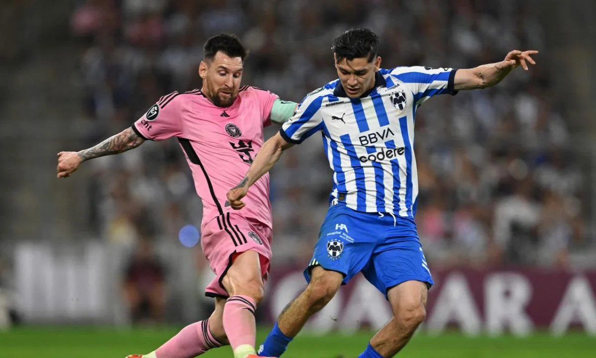 Monterrey Gerardo Arteaga y Lionel Messi de Inter Miami compitieron por el balón en el Estadio BBVA el 10 de abril de 2024 | Qué Onda