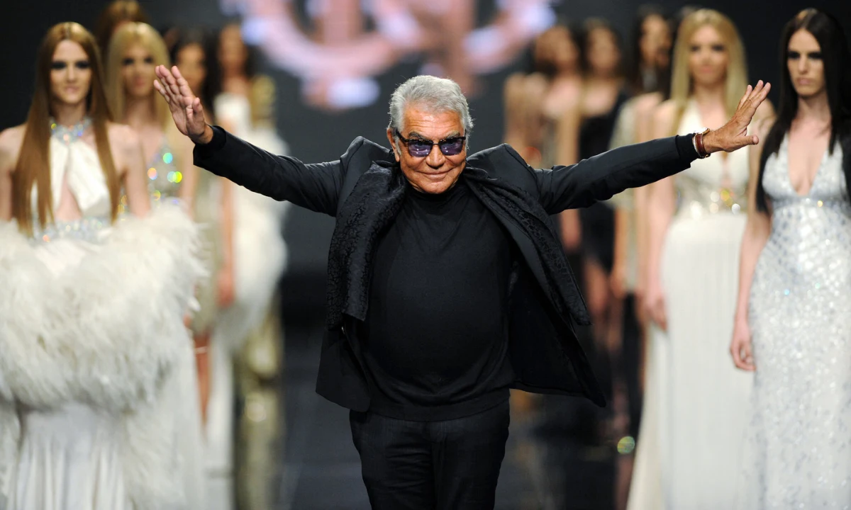 Roberto Cavalli en uno de sus desfiles de moda en 2013. Su estilo distintivo se mantuvo esencialmente sin cambios a lo largo de su larga carrera | Qué Onda