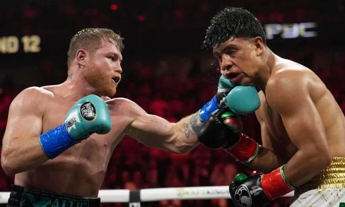 Canelo Álvarez golpea a Jaime Munguía en una pelea por el título de peso supermediano el sábado 4 de mayo de 2024, en Las Vegas | Qué Onda