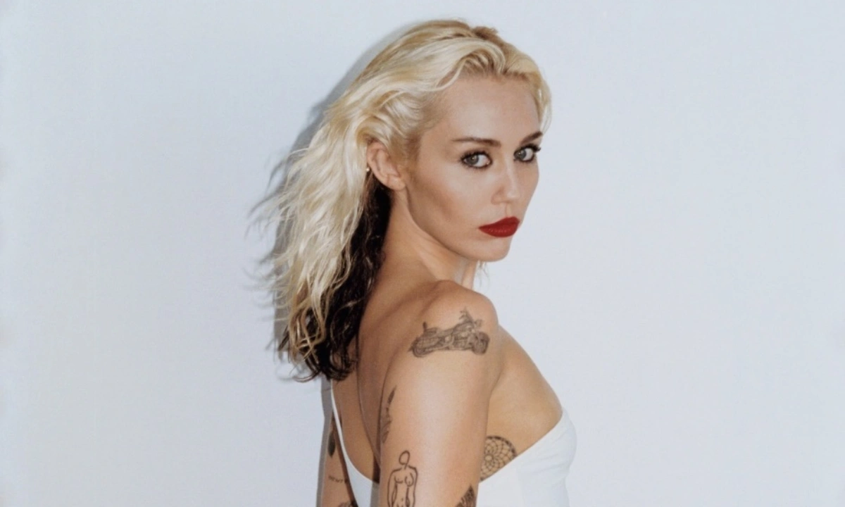 Miley Cyrus "Flowers" | Qué Onda