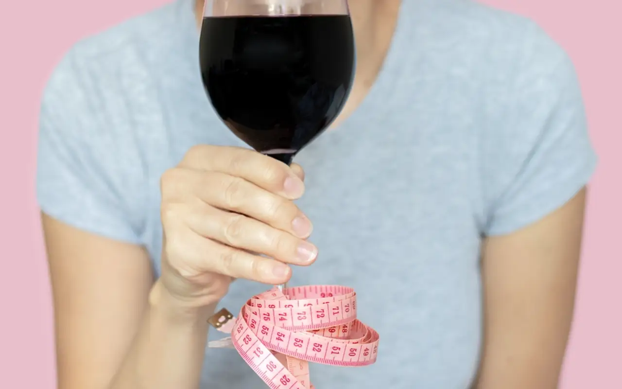 Opta por bebidas bajas en calorías y modera tu consumo de alcohol.